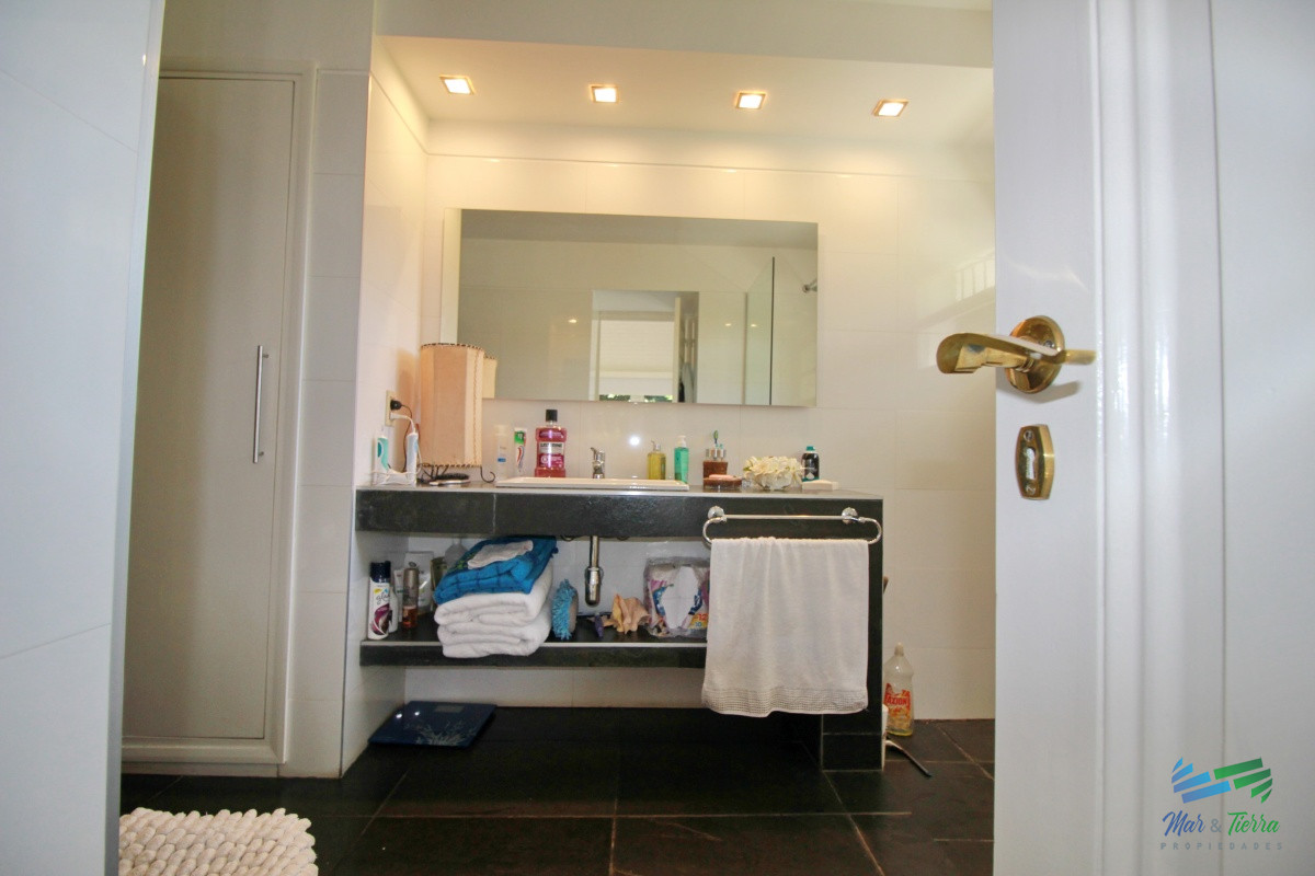 Casa ID.1656 -  En alquiler!!  Hermosa casa en alquiler zona Pinares, cuenta con piscina y gran jardin.