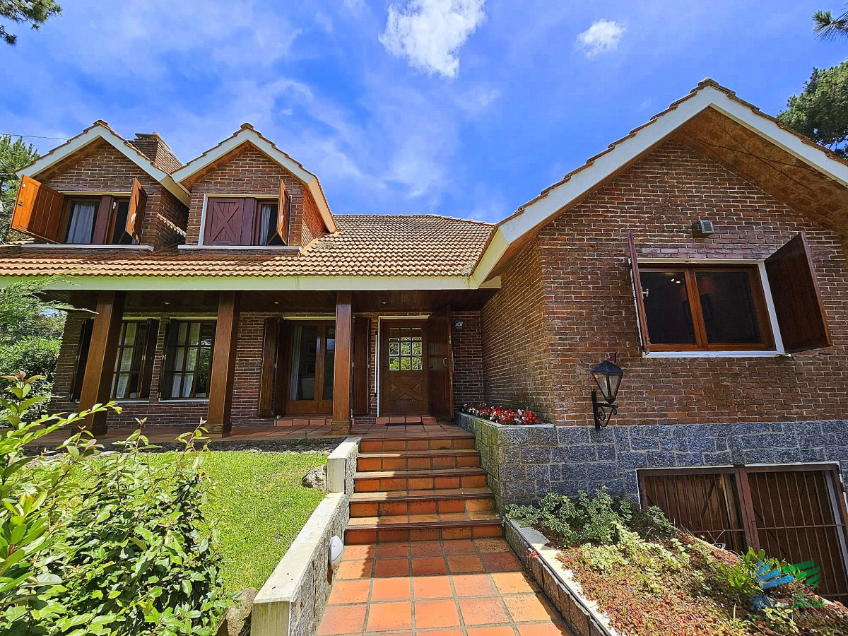 Casa ID.1809 - En venta casa de 3 dormitorios con piscina en excelente estado