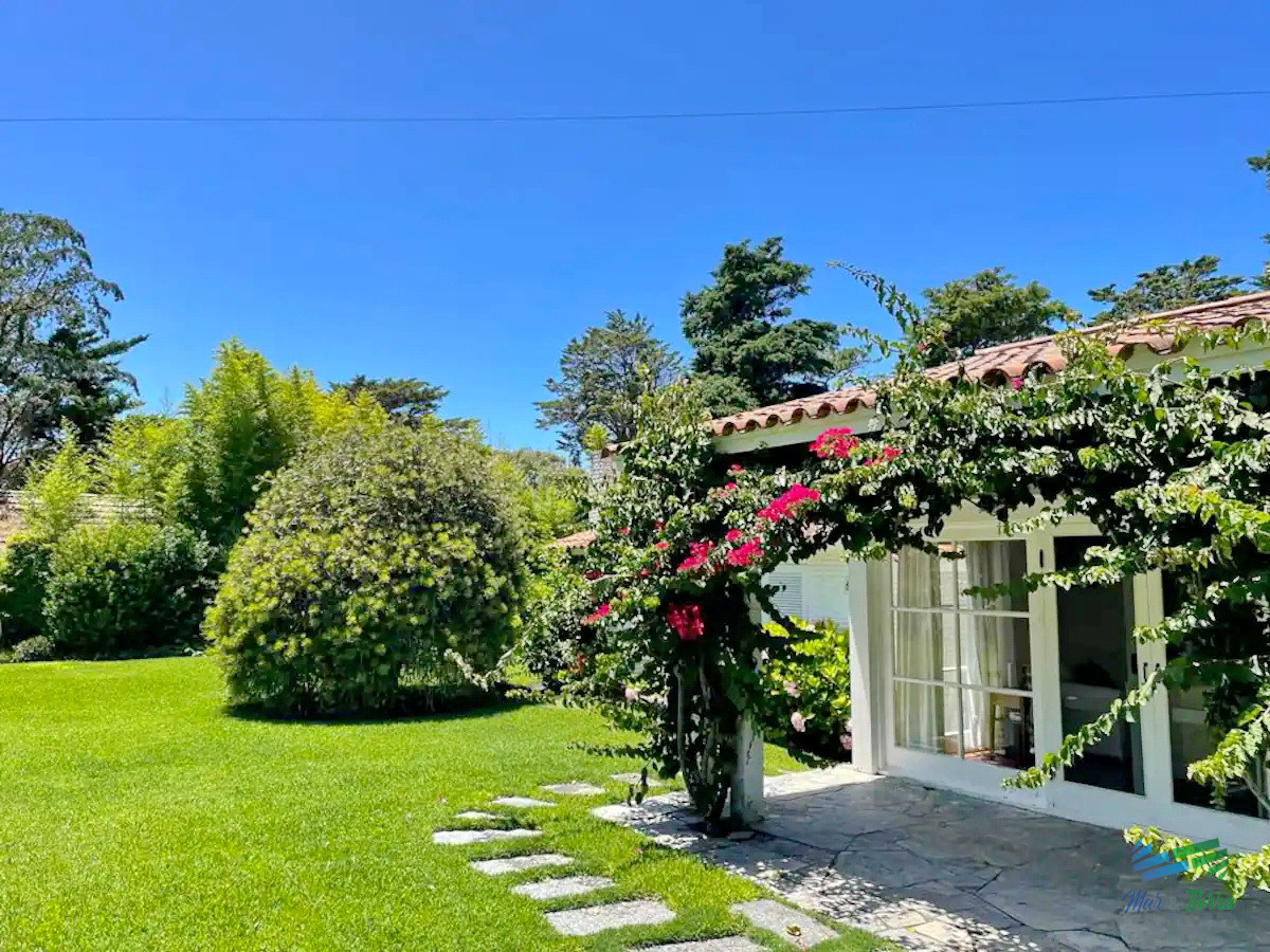 Casa ID.4287 - En venta casa 6 dormitorios con gran terreno y piscina, en la brava, Punta del Este