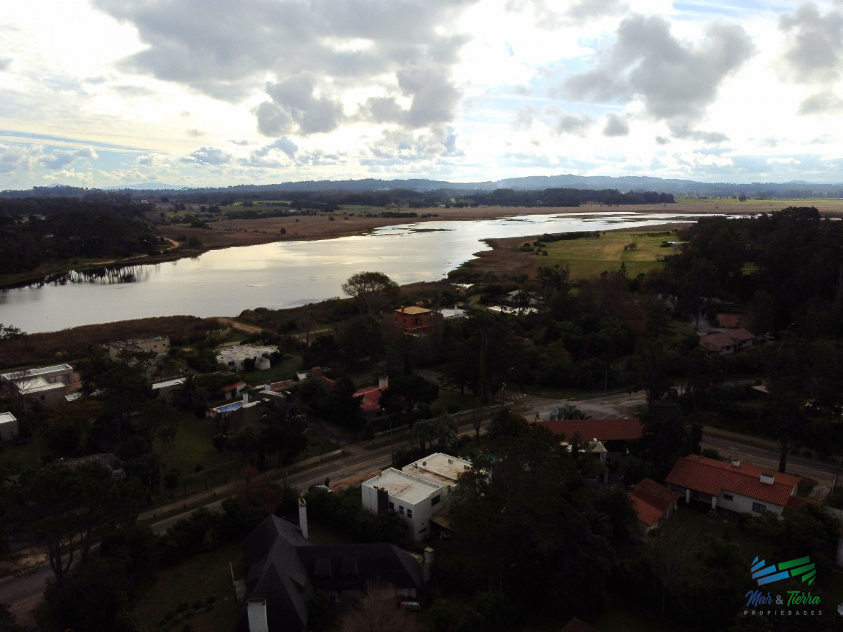 Casa ID.4372 - Venta de casa en Barrio Pinares a 250mts de la playa Mansa - Punta del Este