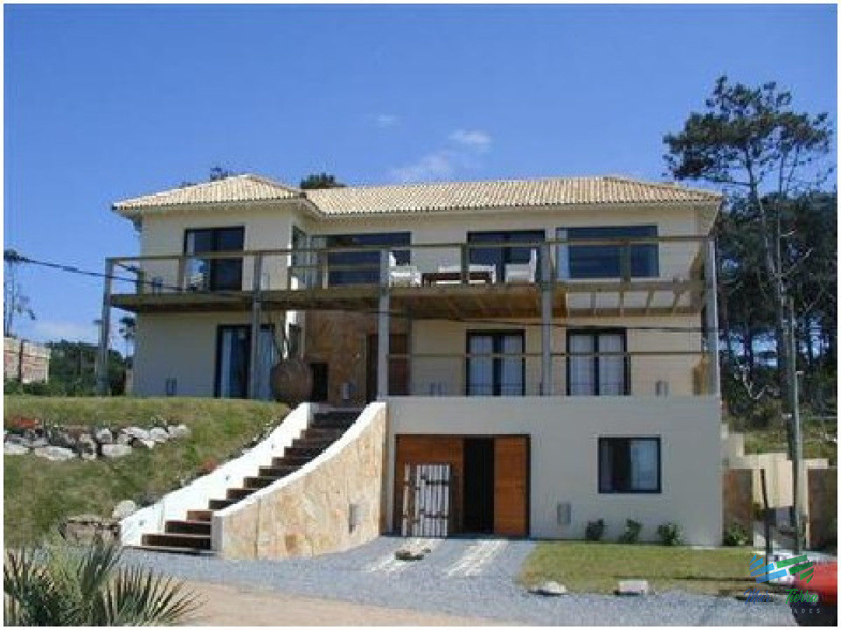 Casa ID.2184 - Muy linda casa ubicada a 150 metros del mar, con muy buenas vistas.