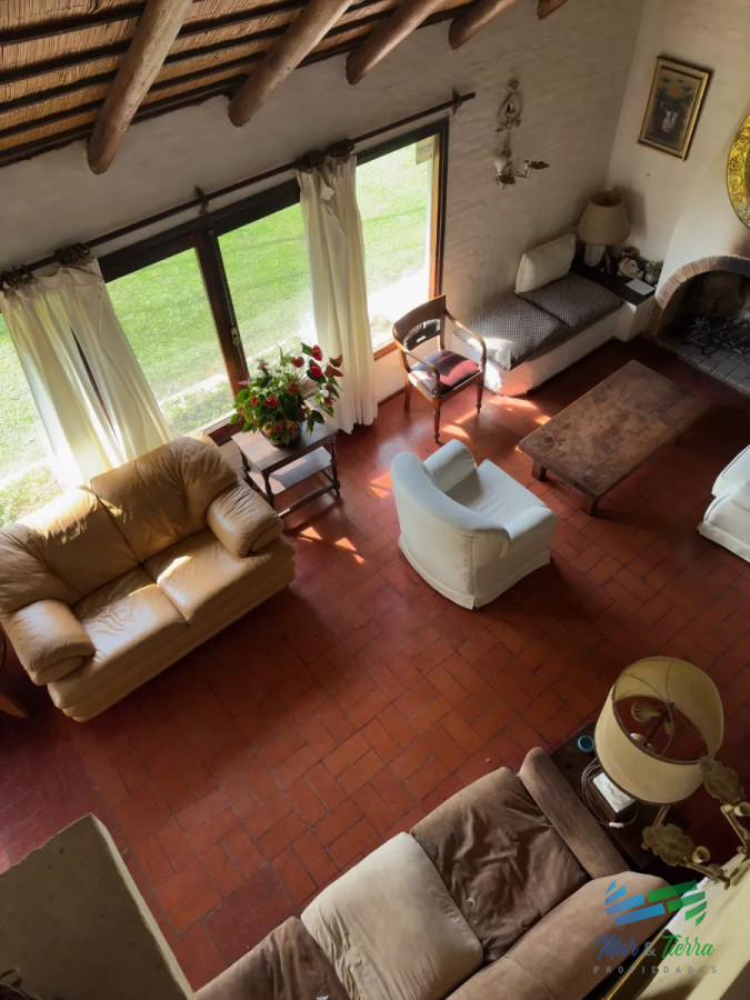 Casa ID.4947 - En venta cabaña con gran terreno, piscina y cancha de paddle en Pinares, Punta del Este