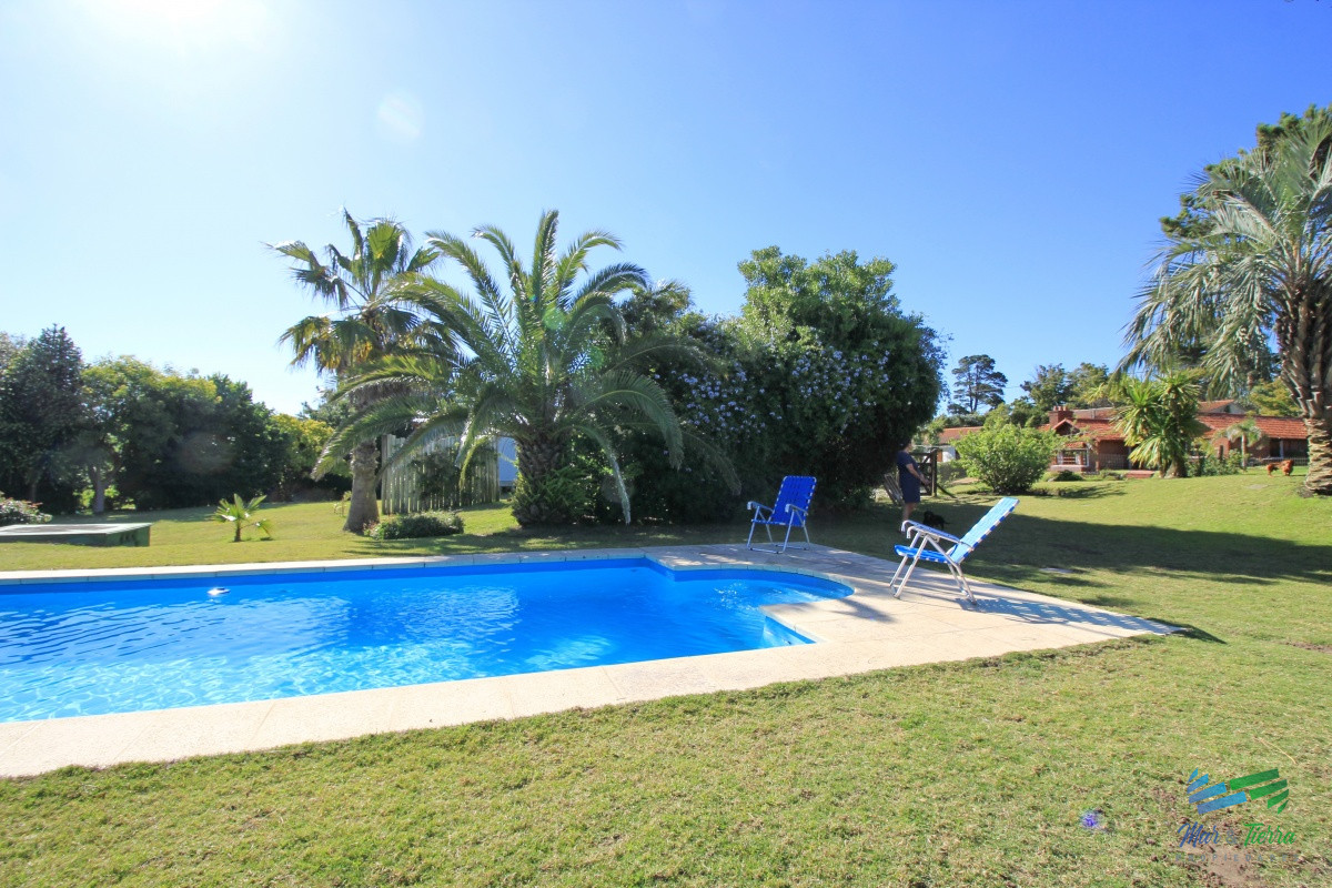 Casa ID.1656 -  En alquiler!!  Hermosa casa en alquiler zona Pinares, cuenta con piscina y gran jardin.