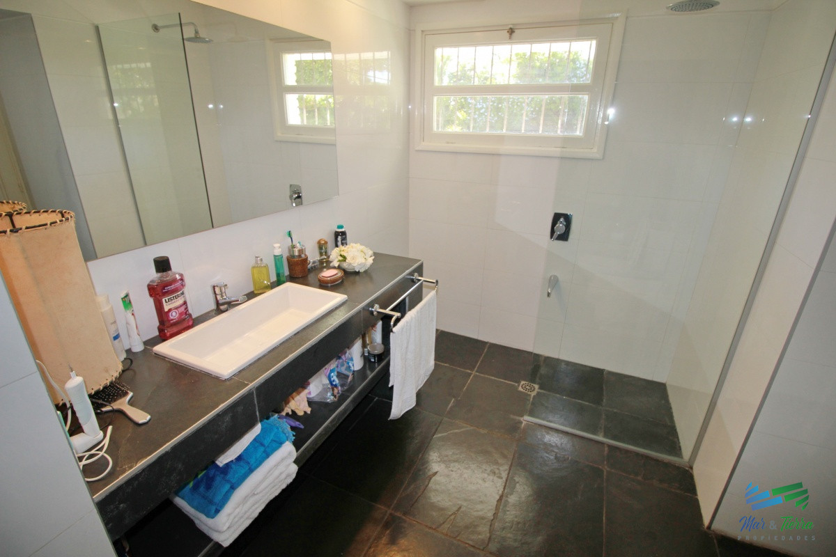 Casa ID.1656 -  En alquiler!!  Hermosa casa en alquiler zona Pinares, cuenta con piscina y gran jardin.