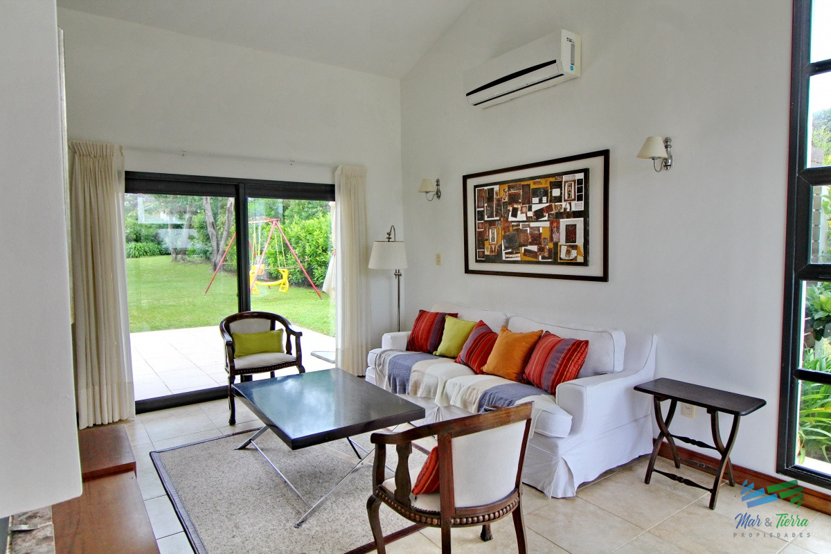Casa ID.1811 - En alquiler!!  Moderna casa ubicada a 1 cuadra del mar, con vista parcial desde el dormitorio principal. 