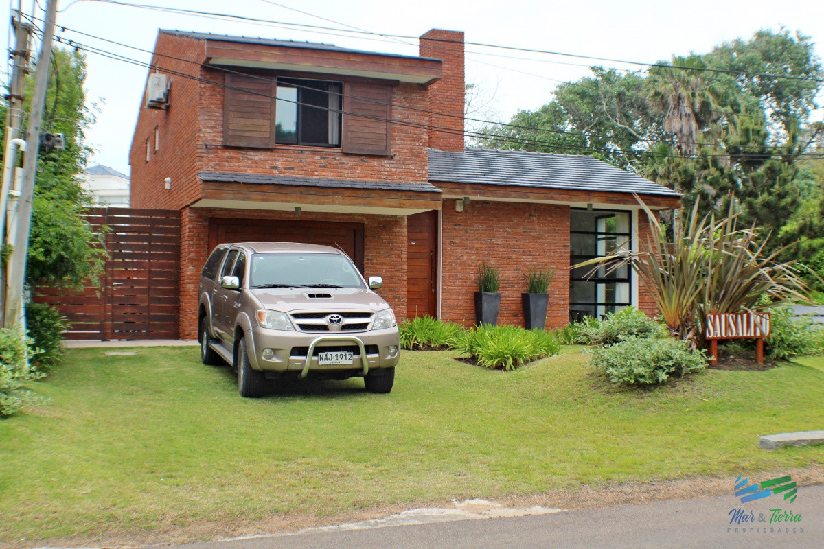 Casa ID.1811 - En alquiler!!  Moderna casa ubicada a 1 cuadra del mar, con vista parcial desde el dormitorio principal. 