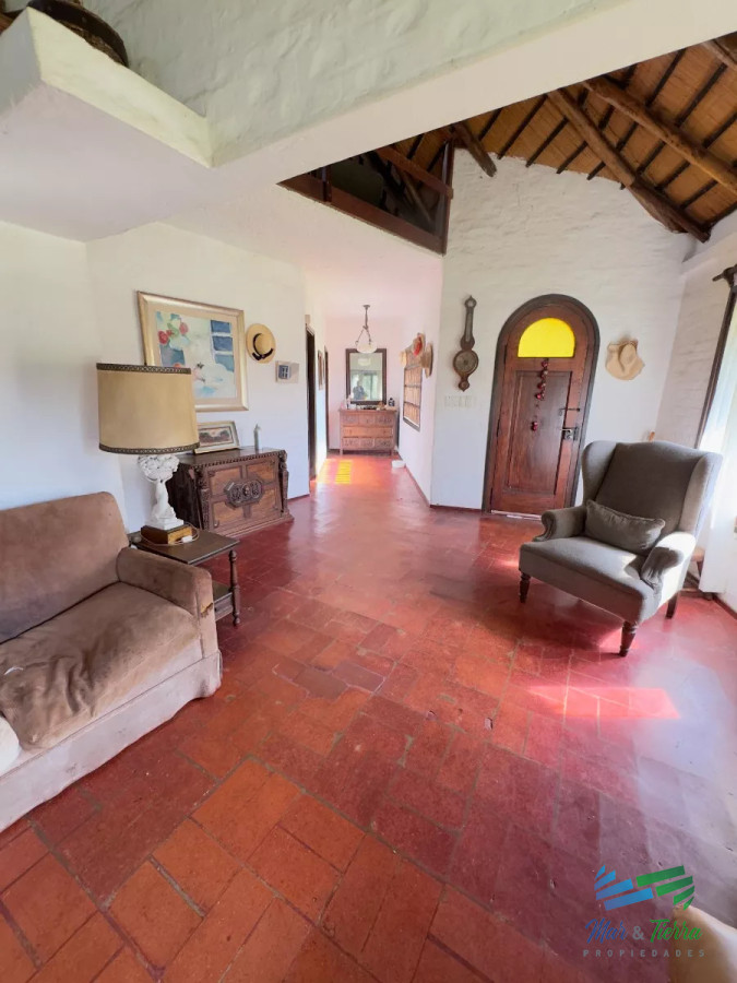 Casa ID.4947 - En venta cabaña con gran terreno, piscina y cancha de paddle en Pinares, Punta del Este