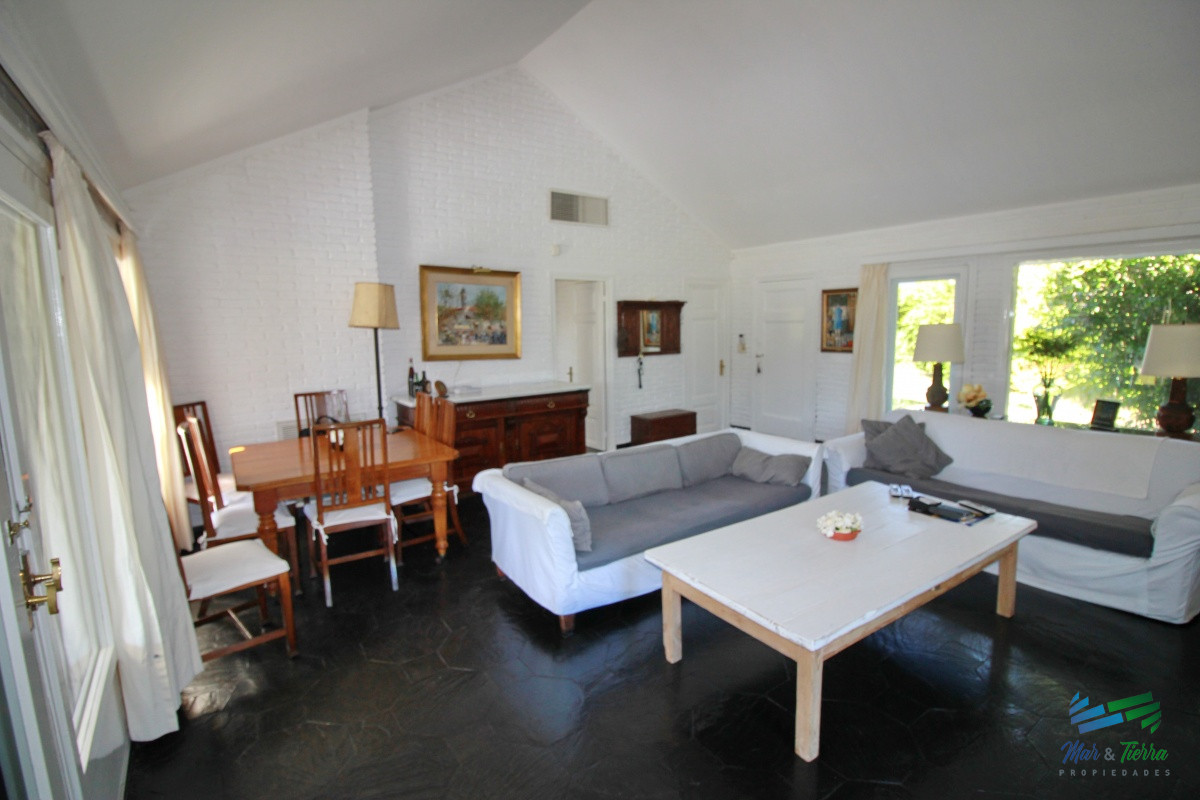 Casa ID.1656 -  En alquiler!!  Hermosa casa en alquiler zona Pinares, cuenta con piscina y gran jardin.