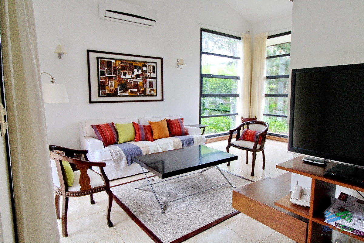 Casa ID.1811 - En alquiler!!  Moderna casa ubicada a 1 cuadra del mar, con vista parcial desde el dormitorio principal. 