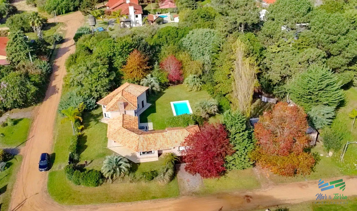 Casa ID.1663 - Se vende casa 5 dormitorios, con piscina en Rincon del Indio, playa Brava, Punta del Este.