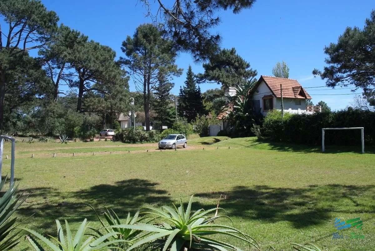 Casa ID.1635 - Casa de 4 dormitorios con piscina en alquiler en Brava, Punta del Este.