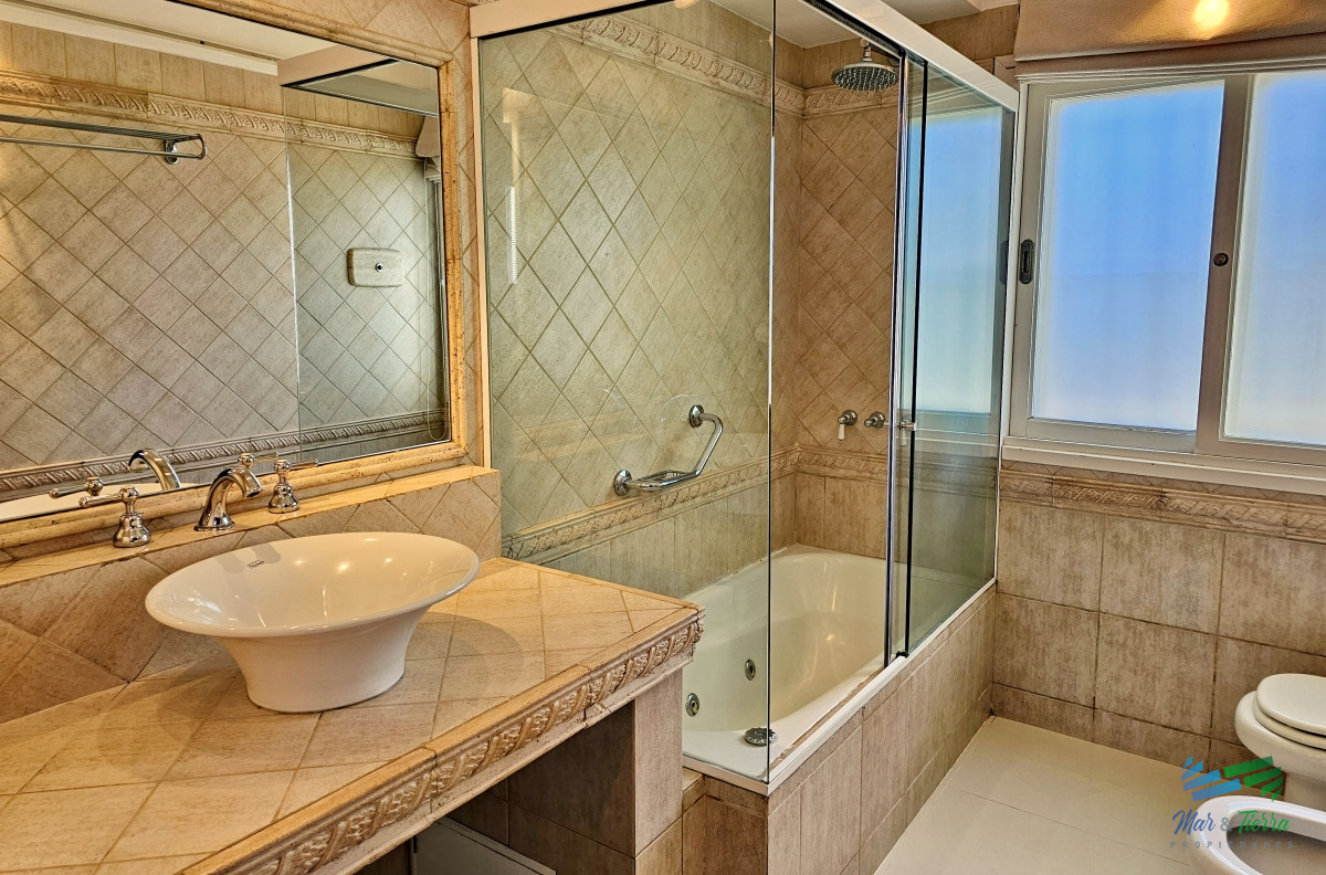 Casa ID.1676 - En venta casa de 5 dormitorios con piscina en playa mansa, Punta del Este