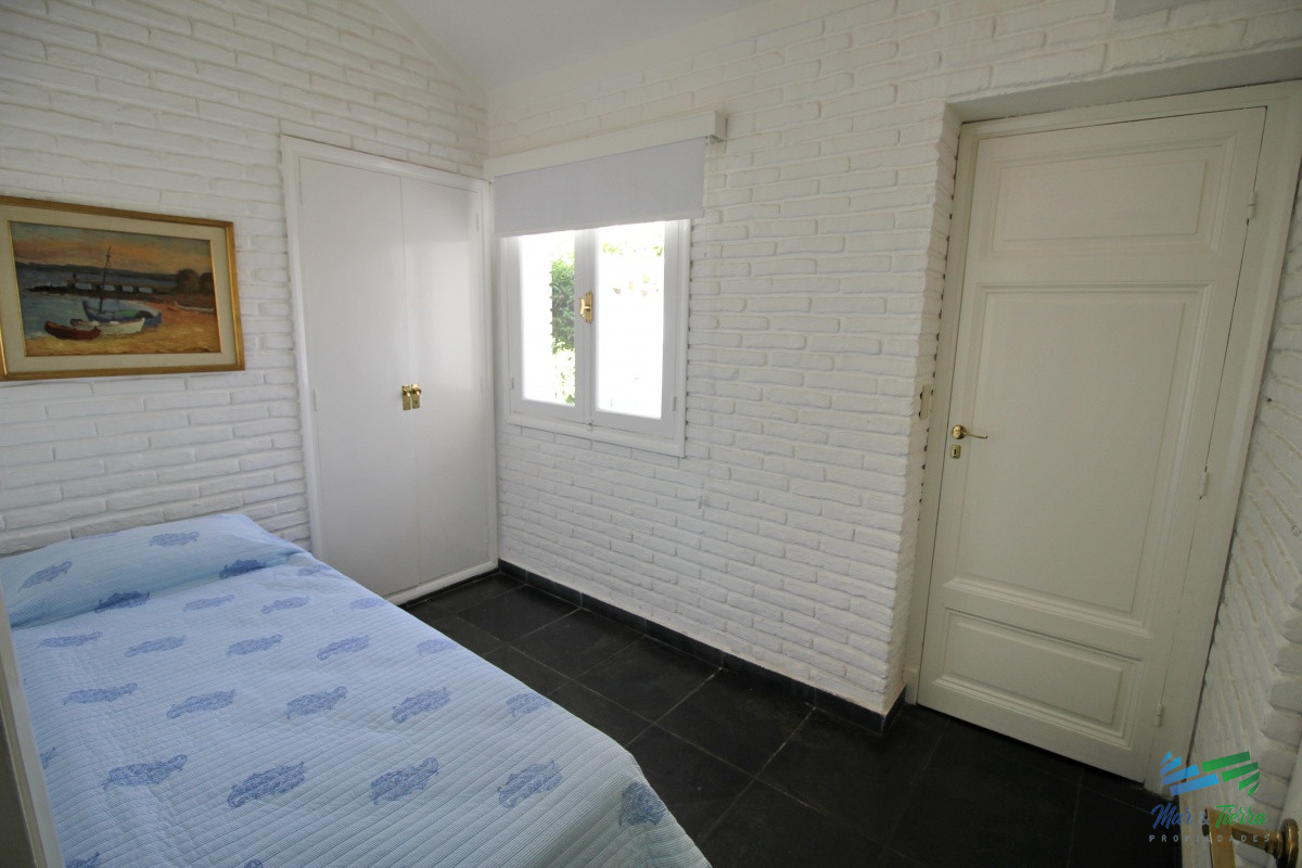 Casa ID.1656 -  En alquiler!!  Hermosa casa en alquiler zona Pinares, cuenta con piscina y gran jardin.