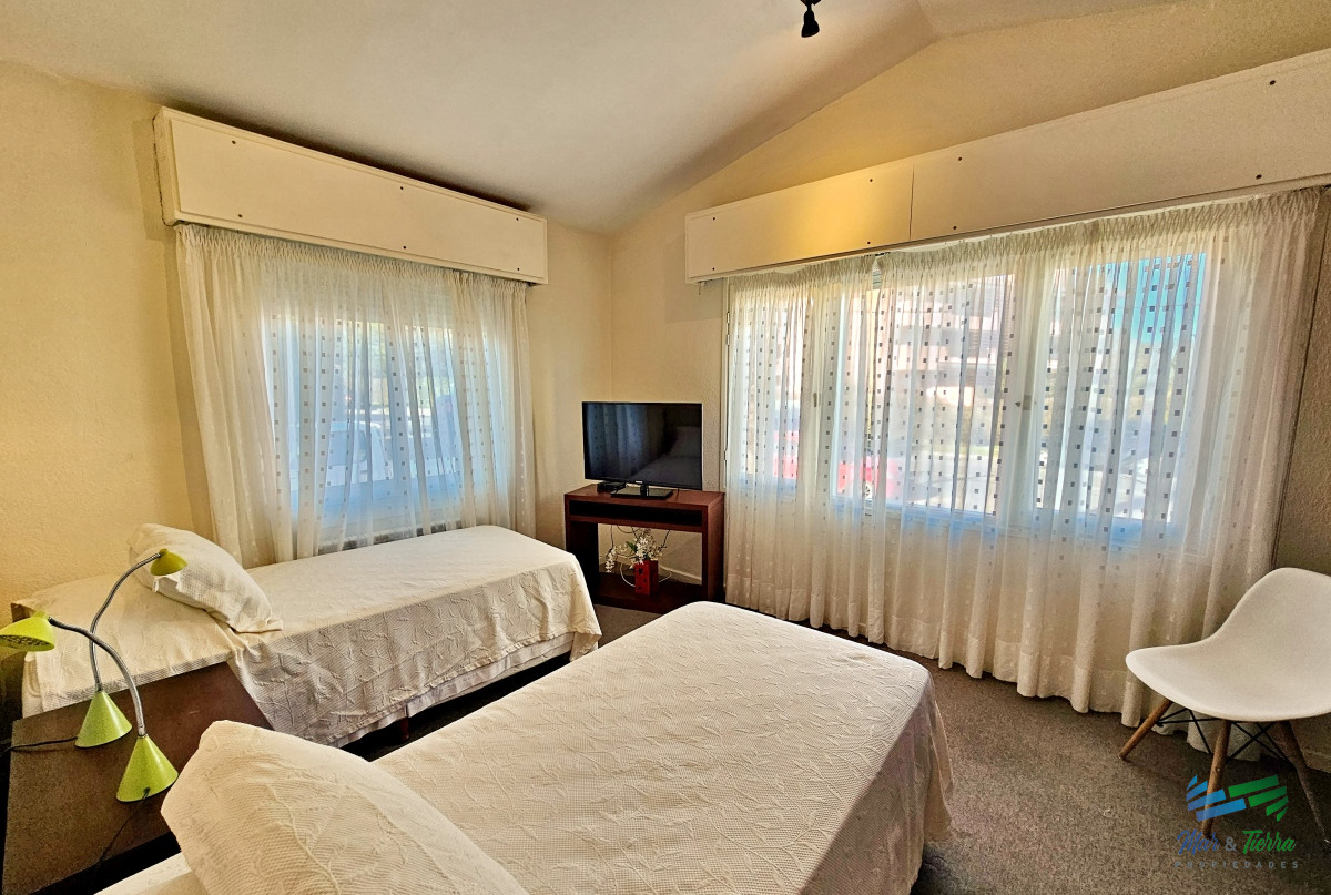 Casa ID.1676 - En venta casa de 5 dormitorios con piscina en playa mansa, Punta del Este