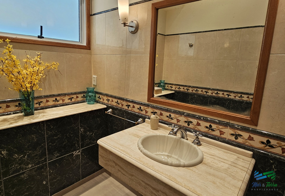 Casa ID.1676 - En venta casa de 5 dormitorios con piscina en playa mansa, Punta del Este