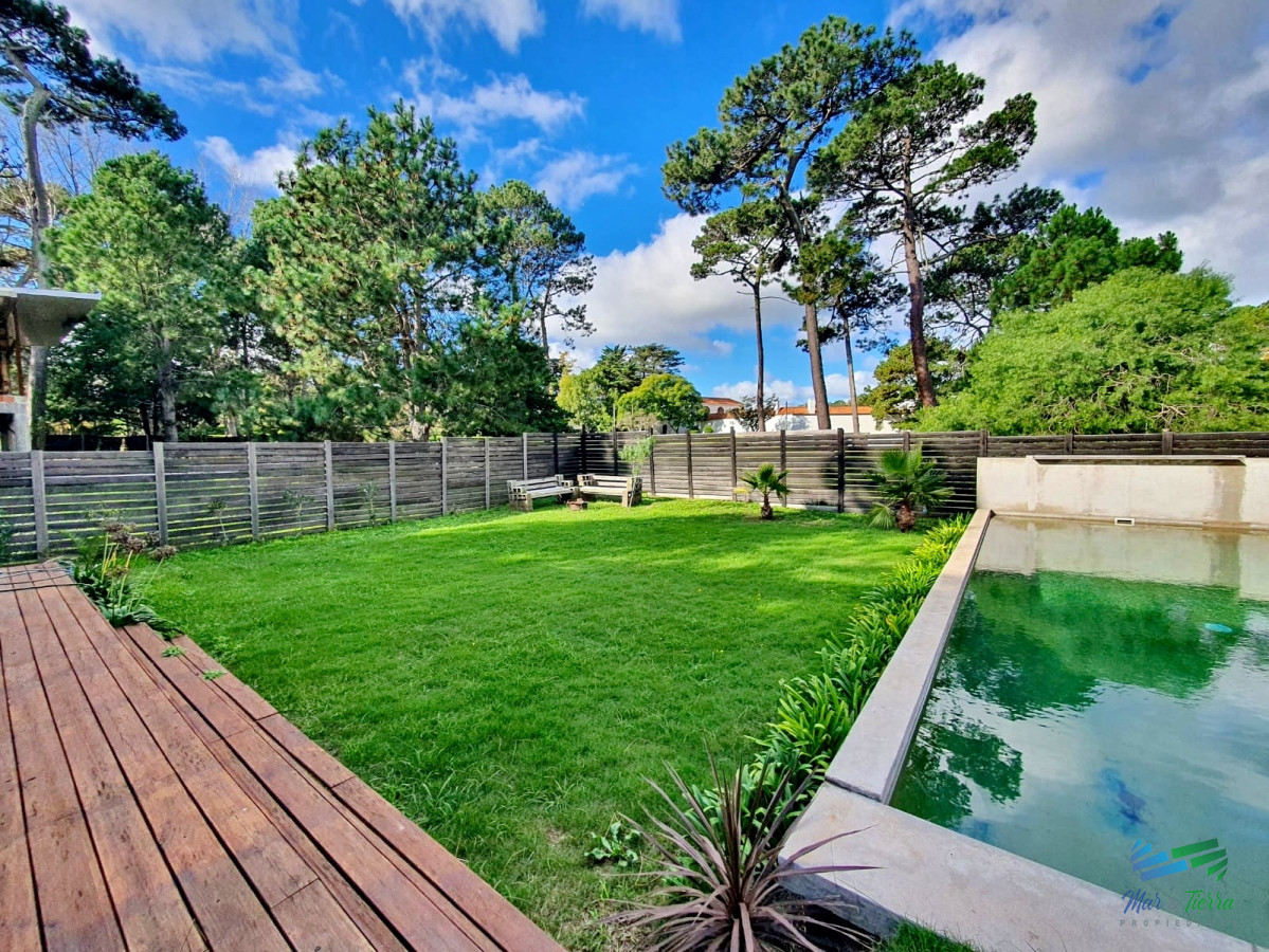 Casa ID.4698 - CASA EN VENTA, 3 DORMITORIOS, PISCINA EN BEVERLY HILLS 