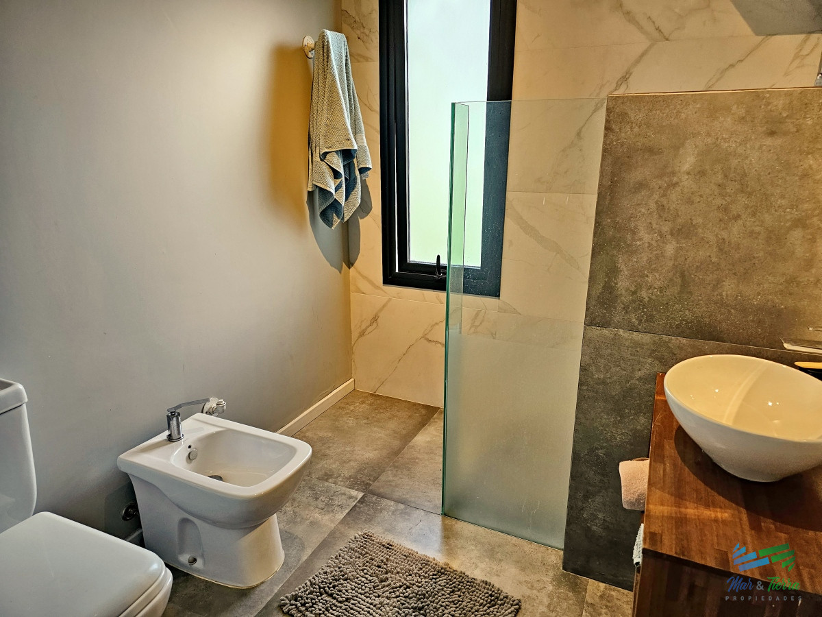 Casa ID.4698 - CASA EN VENTA, 3 DORMITORIOS, PISCINA EN BEVERLY HILLS 