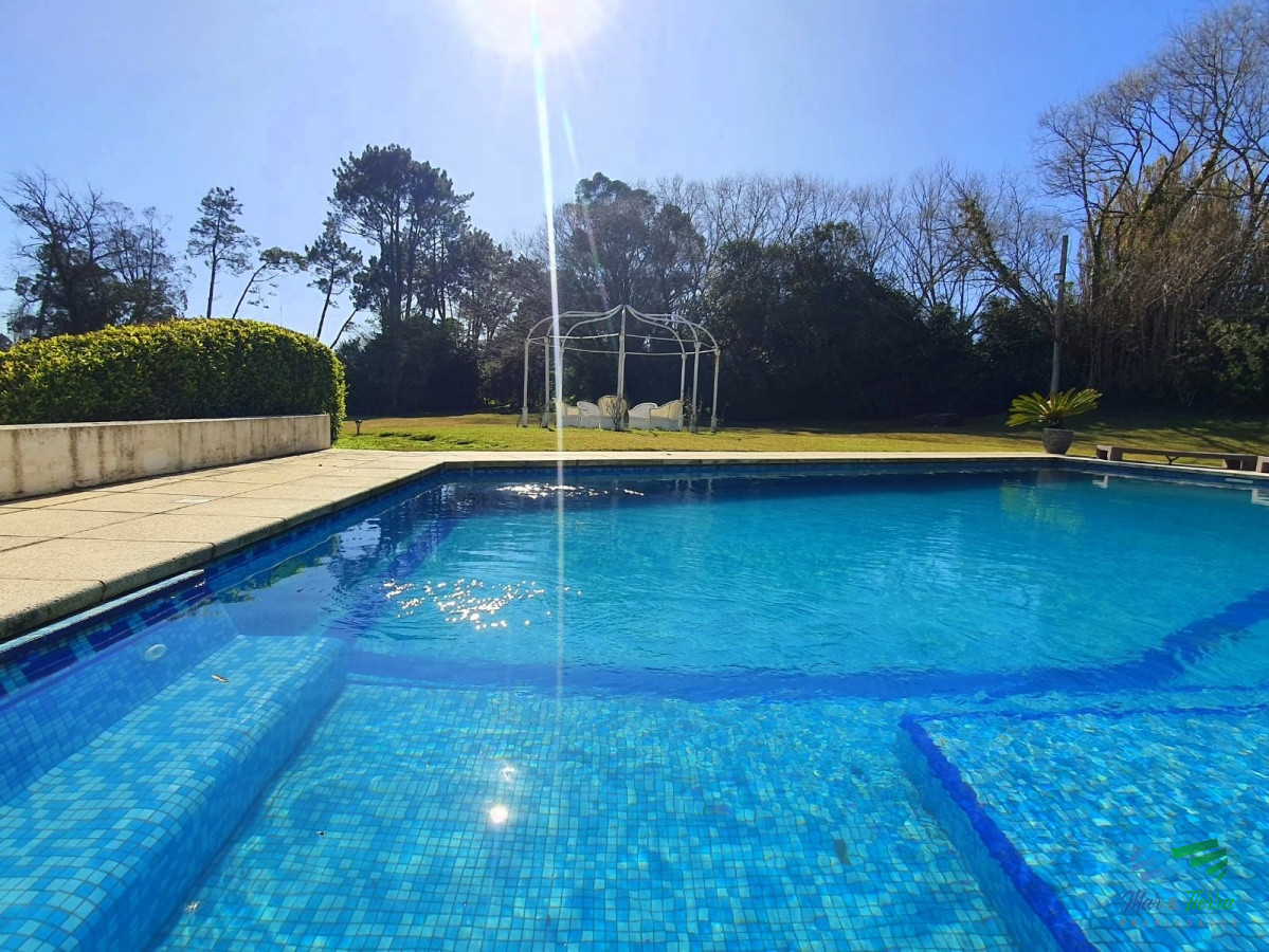 Casa ID.4004 - Venta de casa de 7 dormitorios en El Golf Punta del Este