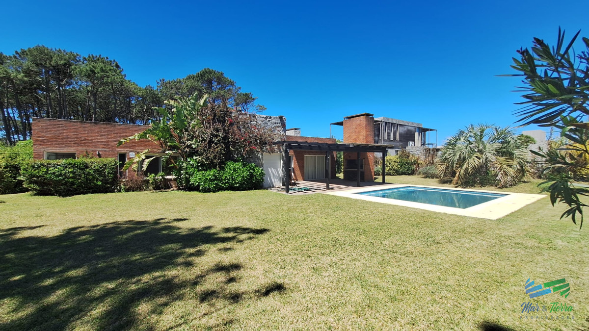 Casa ID.4493 - CHALET DISPONIBLE ALQUILER DE TEMPORADA, MODERNO DE 4 DORMITORIOS, PISCINA. PUNTA DEL ESTE