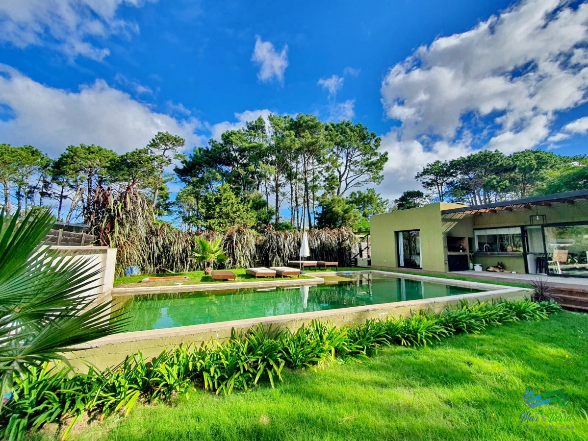 Casa ID.4698 - CASA EN VENTA, 3 DORMITORIOS, PISCINA EN BEVERLY HILLS 