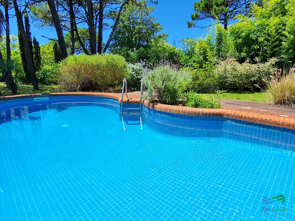 Vendo casa 4 dormitorios, terreno 3.000 m2, piscina, en Brava, Punta del Este