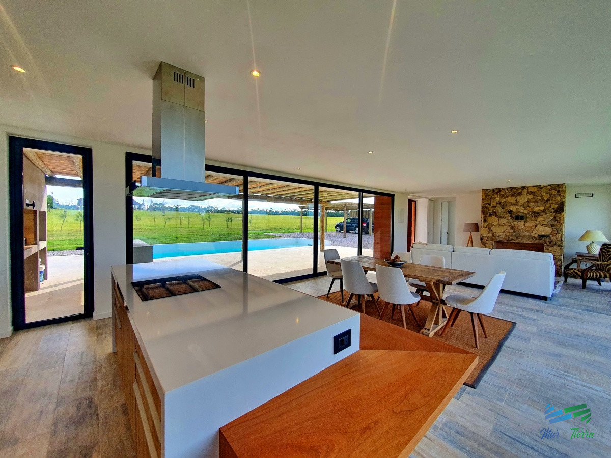 Casa ID.4341 - Vendo casa a estrenar, 3 dormitorios en suite, piscina, en barrio privado Laguna de los Cisnes, Laguna del Sauce, Punta del Este