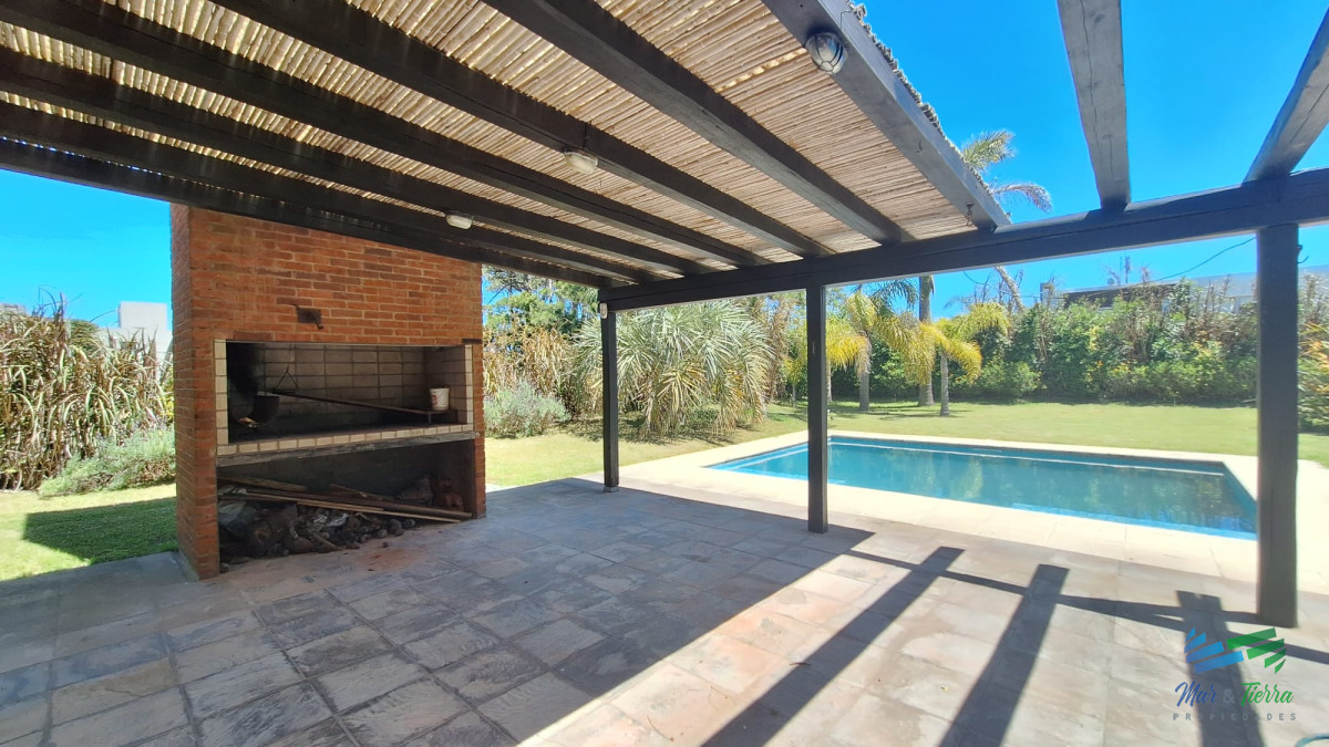 Casa ID.4493 - CHALET DISPONIBLE ALQUILER DE TEMPORADA, MODERNO DE 4 DORMITORIOS, PISCINA. PUNTA DEL ESTE