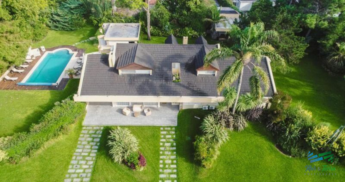 Casa ID.3972 - Vendo excelente casa de 6 dormitorios con piscina climatizada en playa mansa, Punta del Este