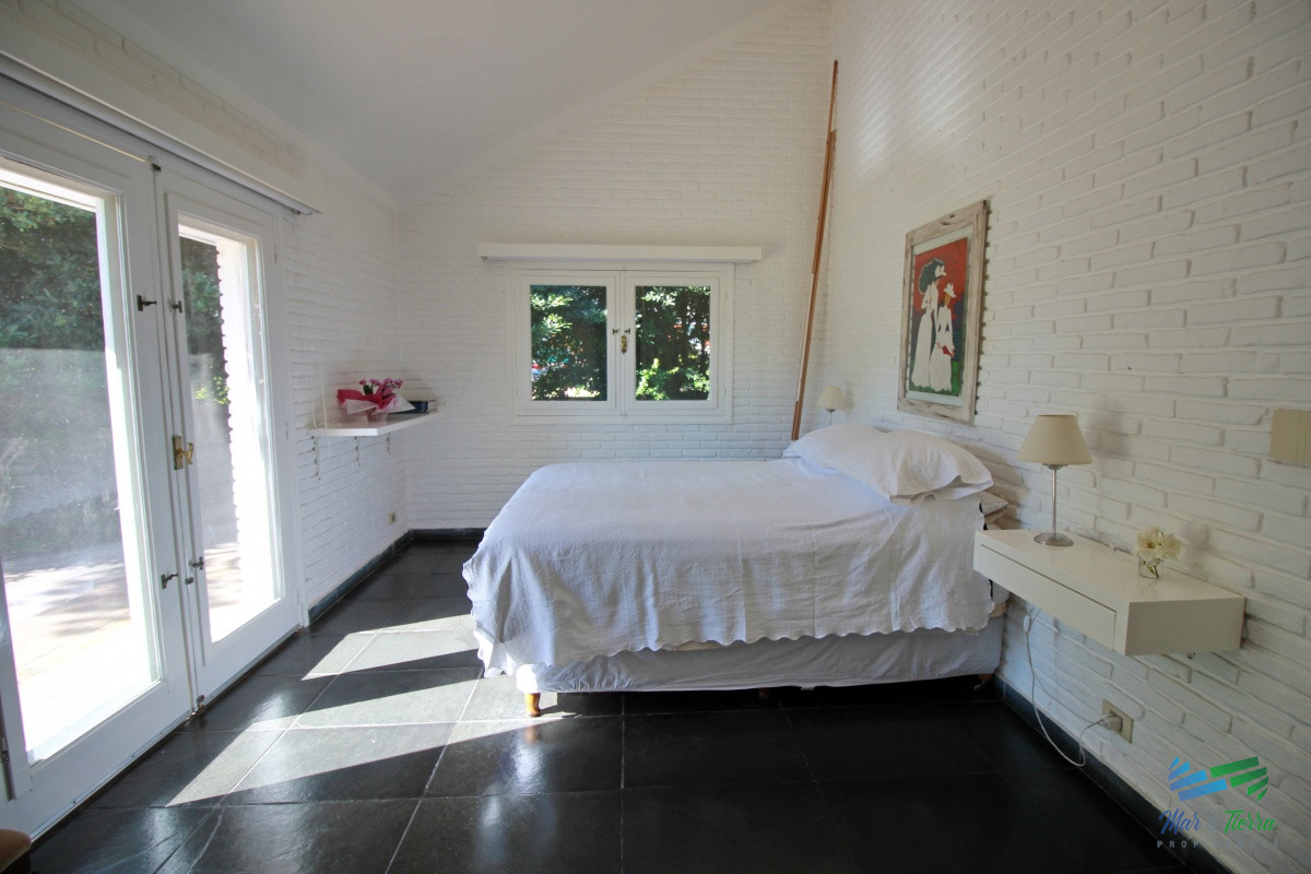 Casa ID.1656 -  En alquiler!!  Hermosa casa en alquiler zona Pinares, cuenta con piscina y gran jardin.