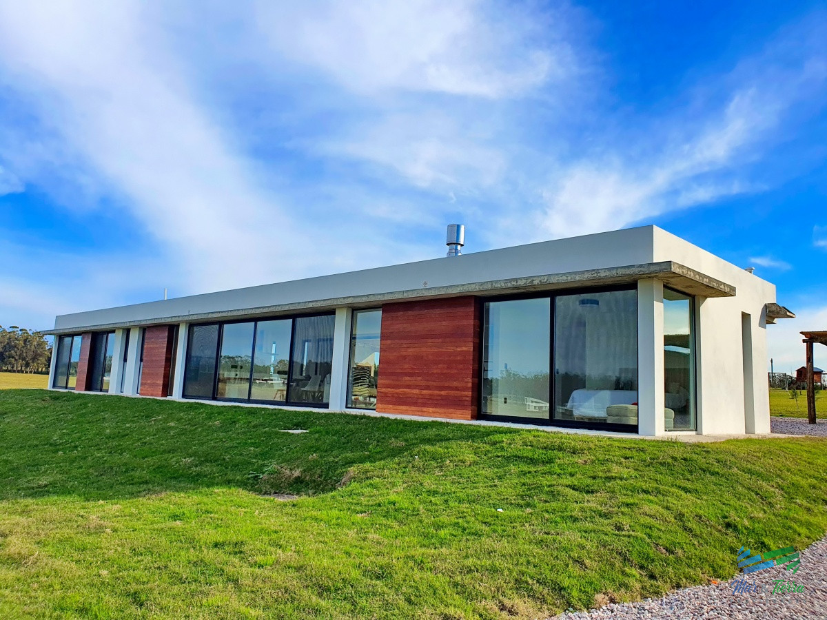 Casa ID.4341 - Vendo casa a estrenar, 3 dormitorios en suite, piscina, en barrio privado Laguna de los Cisnes, Laguna del Sauce, Punta del Este