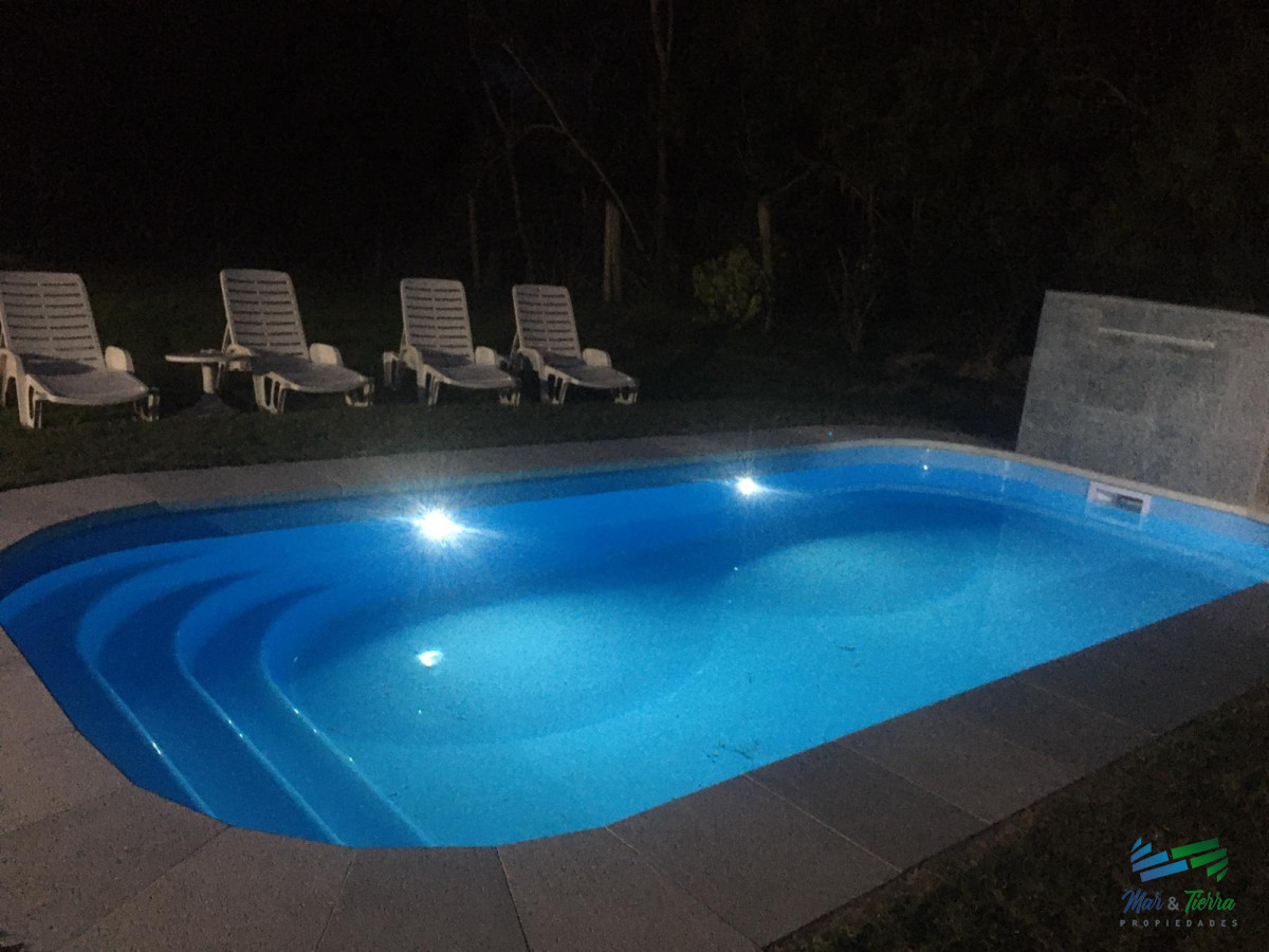 Casa ID.1658 - Casa de 3 dormitorios con piscina climatizada en alquiler. Playa brava.