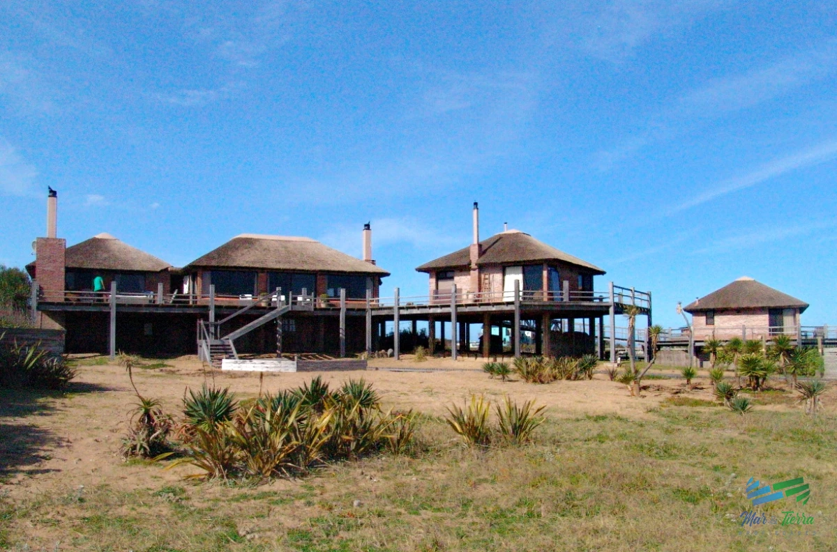 Casa ID.5210 - Atto BAJO DE PRECIO ! Espectacular Residencia sobre el mar, dominando el atardecer en 1 hectárea de terreno en primera línea