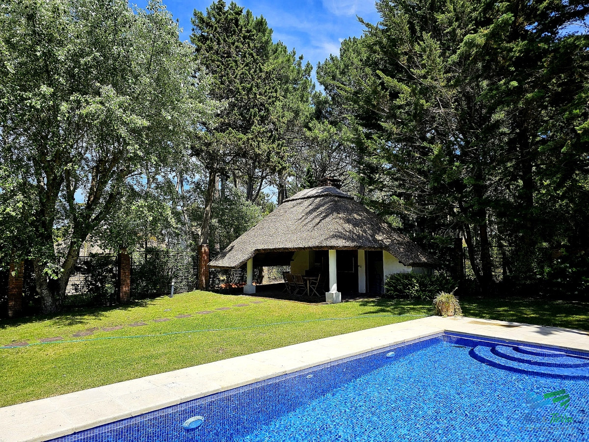 Casa ID.1809 - En venta casa de 3 dormitorios con piscina en excelente estado