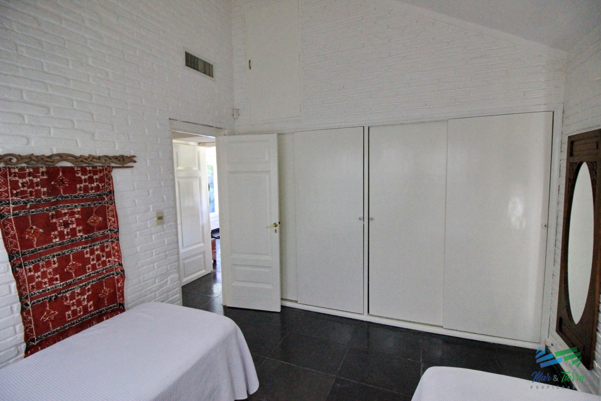 Casa ID.1656 -  En alquiler!!  Hermosa casa en alquiler zona Pinares, cuenta con piscina y gran jardin.