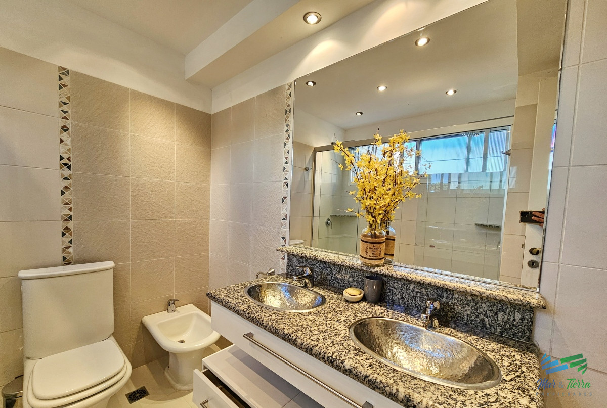 Casa ID.1676 - En venta casa de 5 dormitorios con piscina en playa mansa, Punta del Este