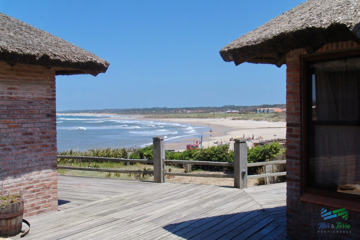 Casa ID.5210 - Atto BAJO DE PRECIO ! Espectacular Residencia sobre el mar, dominando el atardecer en 1 hectárea de terreno en primera línea