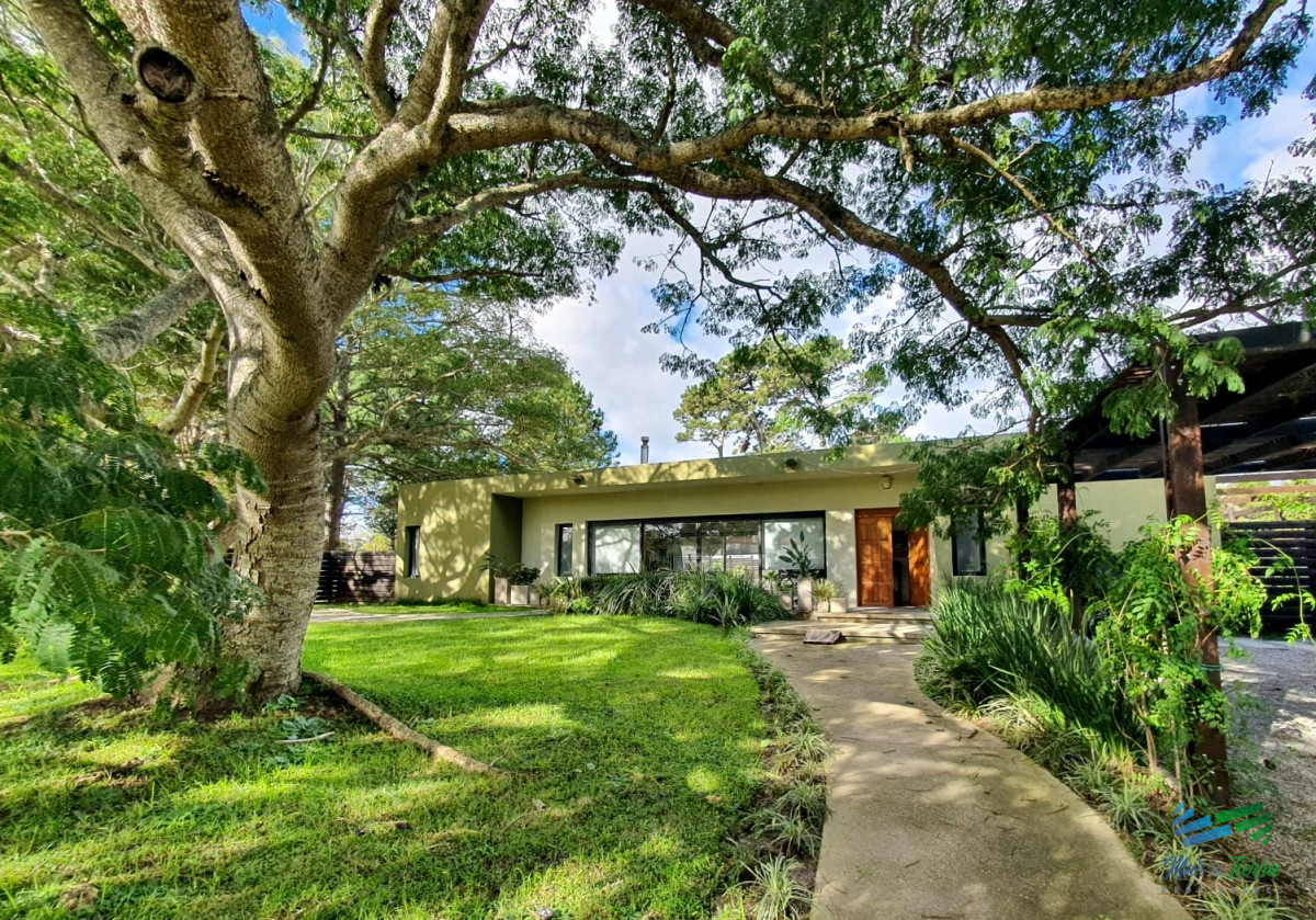 Casa ID.4698 - CASA EN VENTA, 3 DORMITORIOS, PISCINA EN BEVERLY HILLS 