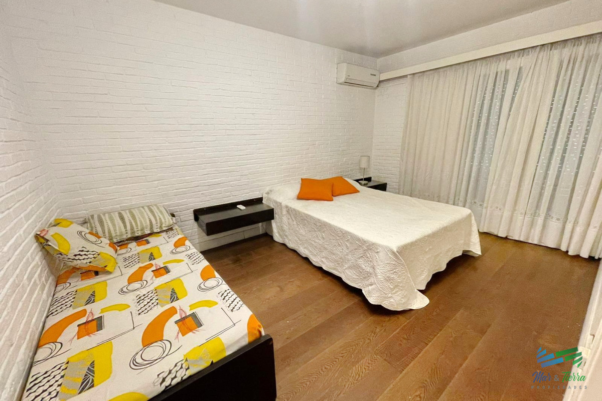 Casa ID.1686 - Vendo casa de 4 dormitorios a dos cuadras del mar, playa mansa, Punta del Este