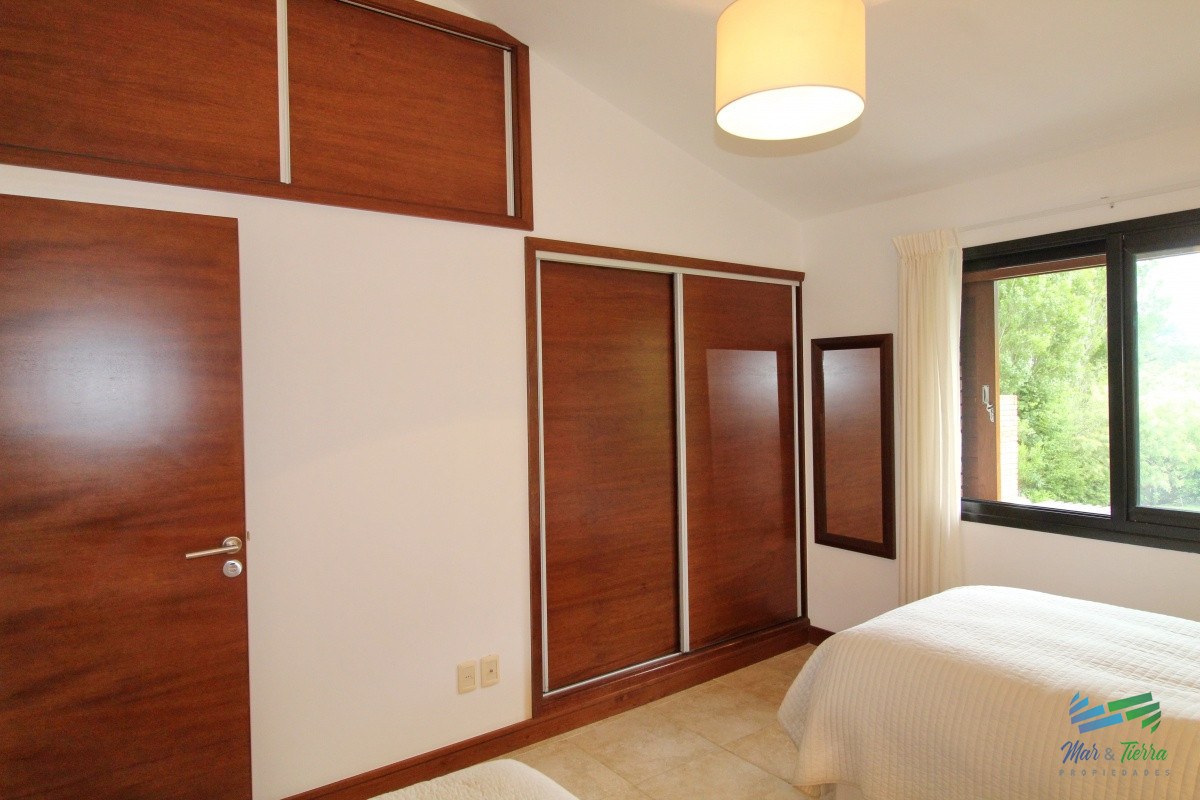 Casa ID.1811 - En alquiler!!  Moderna casa ubicada a 1 cuadra del mar, con vista parcial desde el dormitorio principal. 