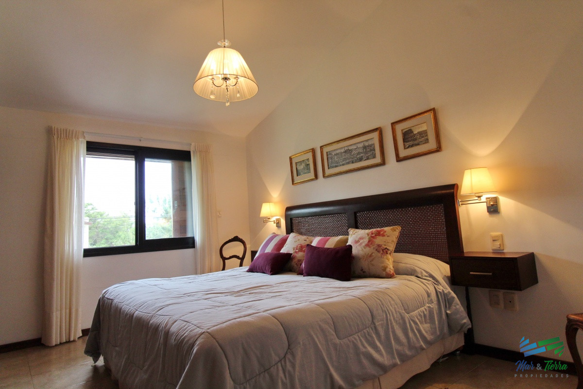 Casa ID.1811 - En alquiler!!  Moderna casa ubicada a 1 cuadra del mar, con vista parcial desde el dormitorio principal. 