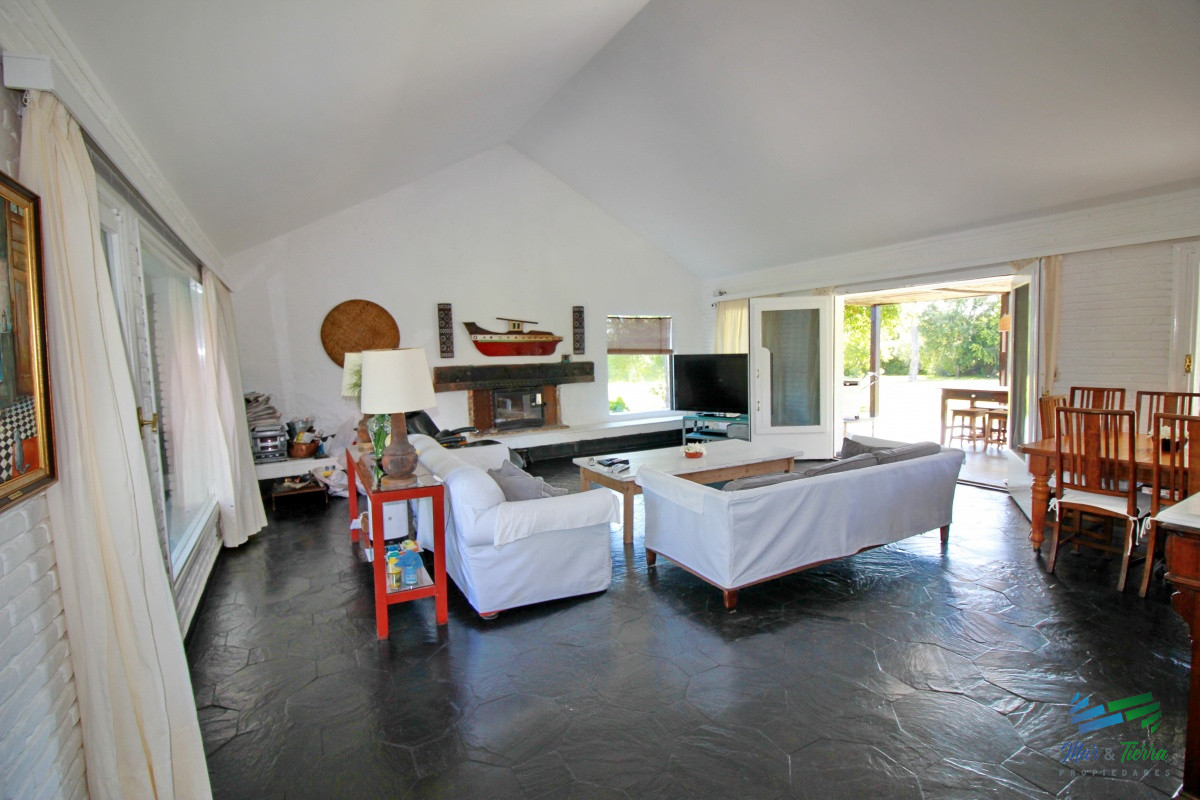 Casa ID.1656 -  En alquiler!!  Hermosa casa en alquiler zona Pinares, cuenta con piscina y gran jardin.