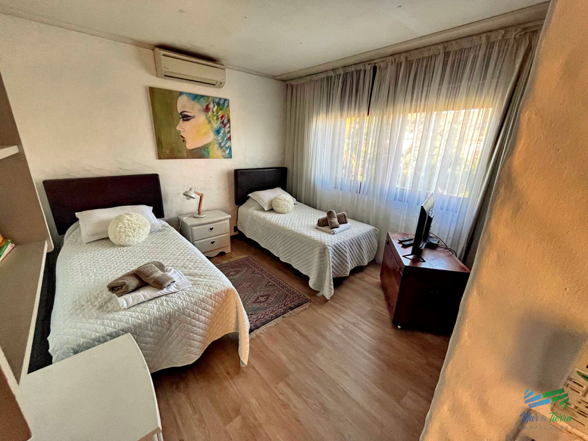 Casa ID.1580 - Casa 5 dormitorios y piscina en venta a 2 cuadras de playa mansa, Punta del este.