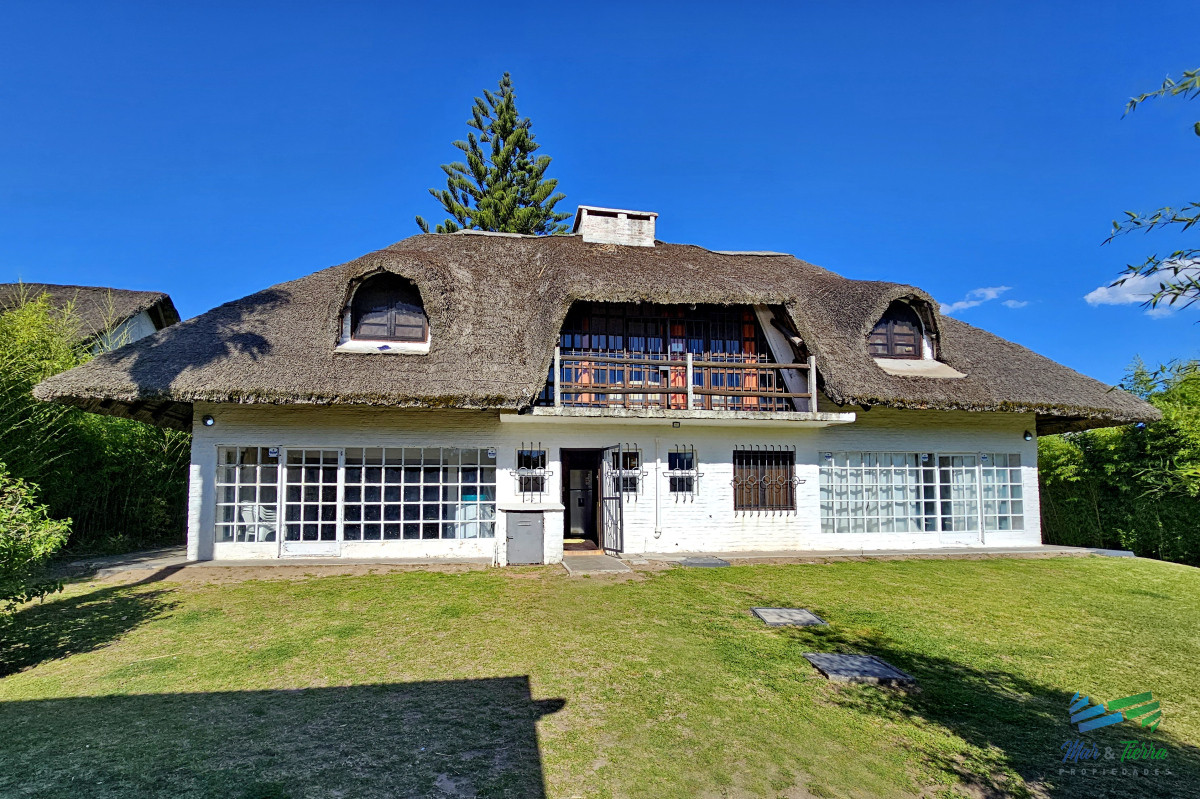 Casa ID.1856 - En venta casa 5 con piscina, a 1 cuadra de la playa mansa, Pintares, Punta del Este