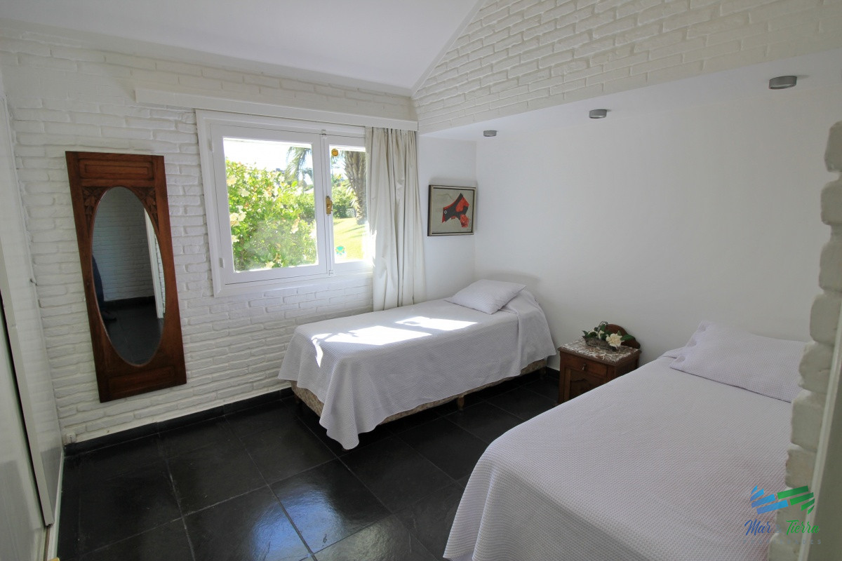 Casa ID.1656 -  En alquiler!!  Hermosa casa en alquiler zona Pinares, cuenta con piscina y gran jardin.