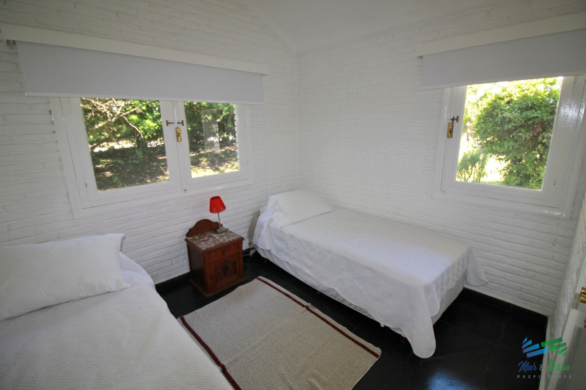 Casa ID.1656 -  En alquiler!!  Hermosa casa en alquiler zona Pinares, cuenta con piscina y gran jardin.