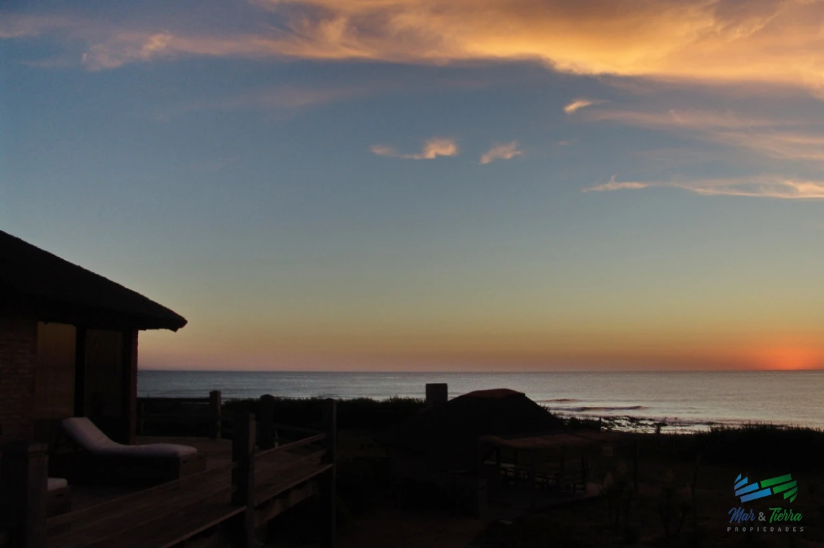 Casa ID.5210 - Atto BAJO DE PRECIO ! Espectacular Residencia sobre el mar, dominando el atardecer en 1 hectárea de terreno en primera línea