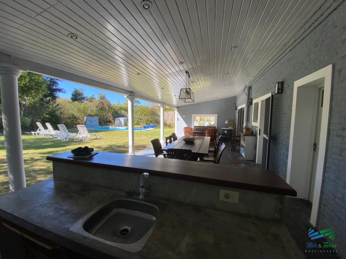 Casa ID.1658 - Casa de 3 dormitorios con piscina climatizada en alquiler. Playa brava.