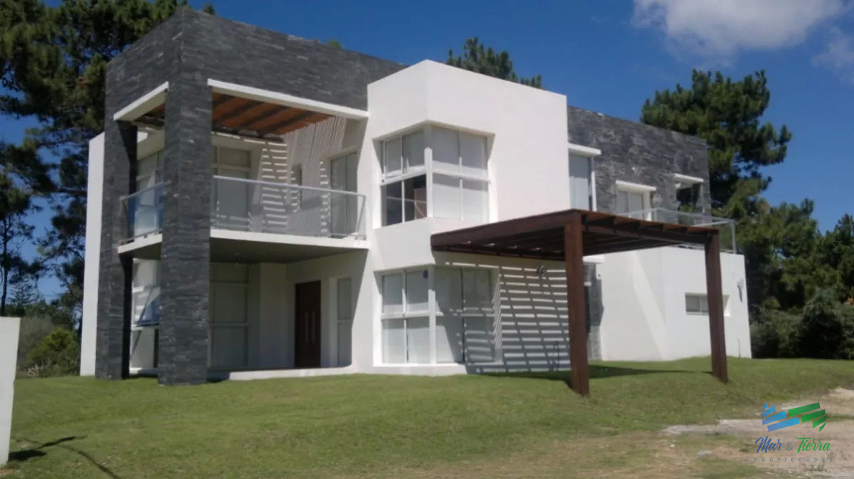 Casa ID.2590 - En alquiler casa 5 dormitorios con piscina en Rincon del Indio, playa brava, Punta del Este.