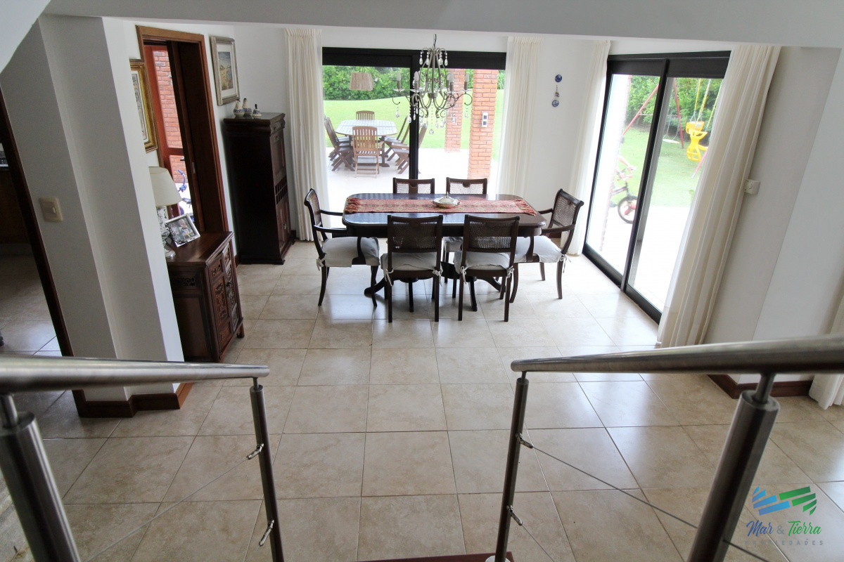 Casa ID.1811 - En alquiler!!  Moderna casa ubicada a 1 cuadra del mar, con vista parcial desde el dormitorio principal. 