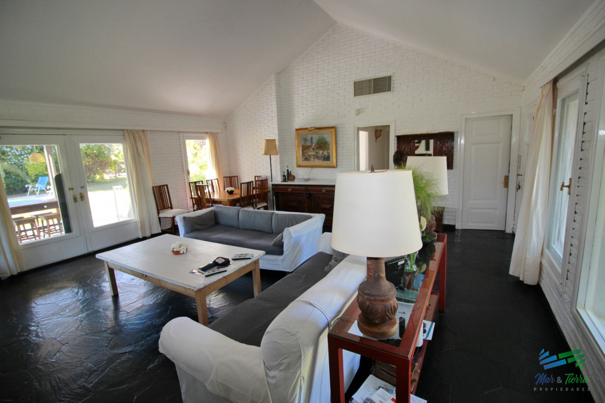 Casa ID.1656 -  En alquiler!!  Hermosa casa en alquiler zona Pinares, cuenta con piscina y gran jardin.